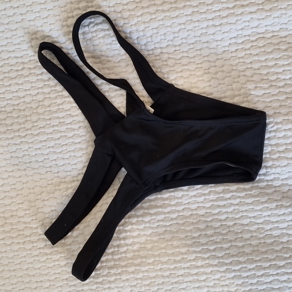 Brand new strappy bikini bottom size S-M (tag reads L but fits small) - Picture 2 of 3